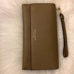 Henri Bendel Wristlet